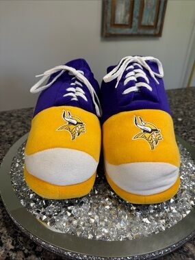 Minnesota Vikings Plush Slippers - Purple & Gold large W8-9